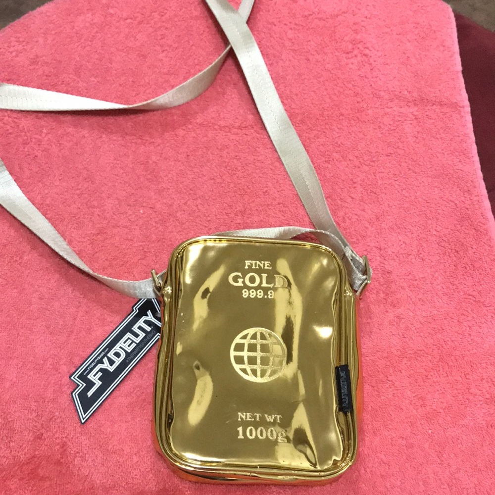 I’m selling a Fine GOLD newt bag